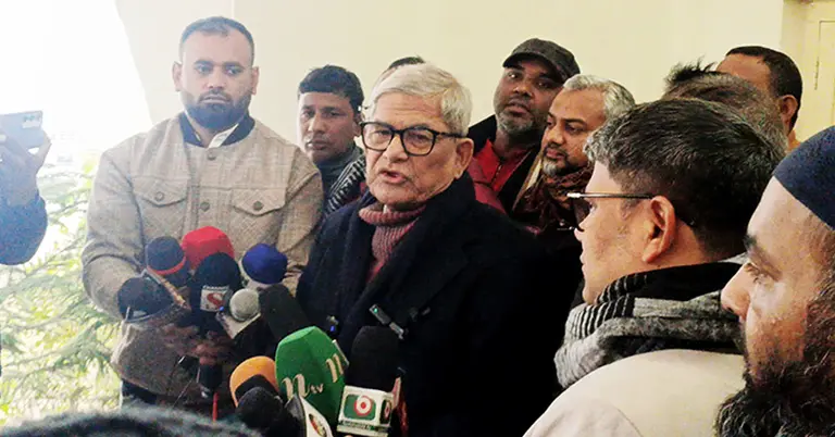 সাংবাদিকদের সামনে কথা বলছেন মির্জা ফখরুল